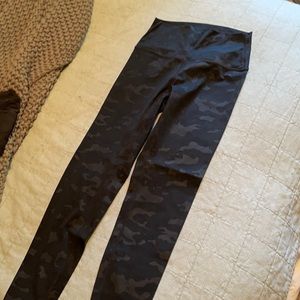 Zyia battleship camo luxe leggings black
